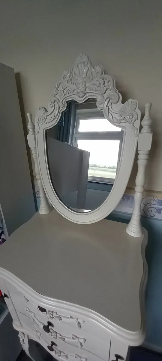 Bedroom mirror and drawers - Image 1