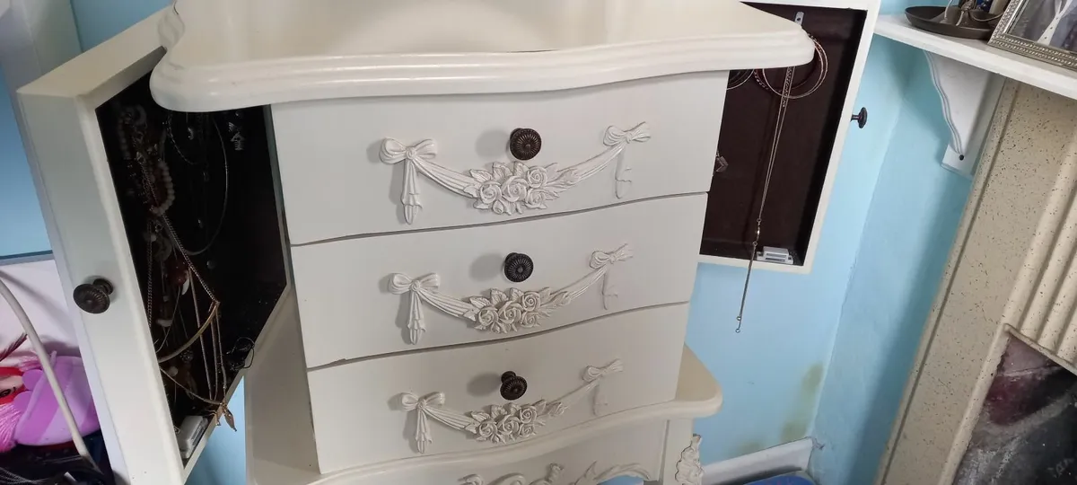 Bedroom mirror and drawers - Image 2