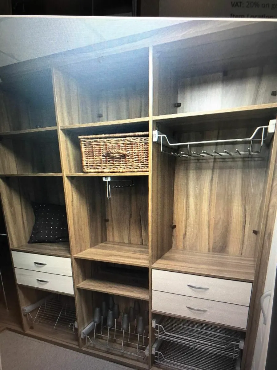 Walk in wardrobe - Image 4