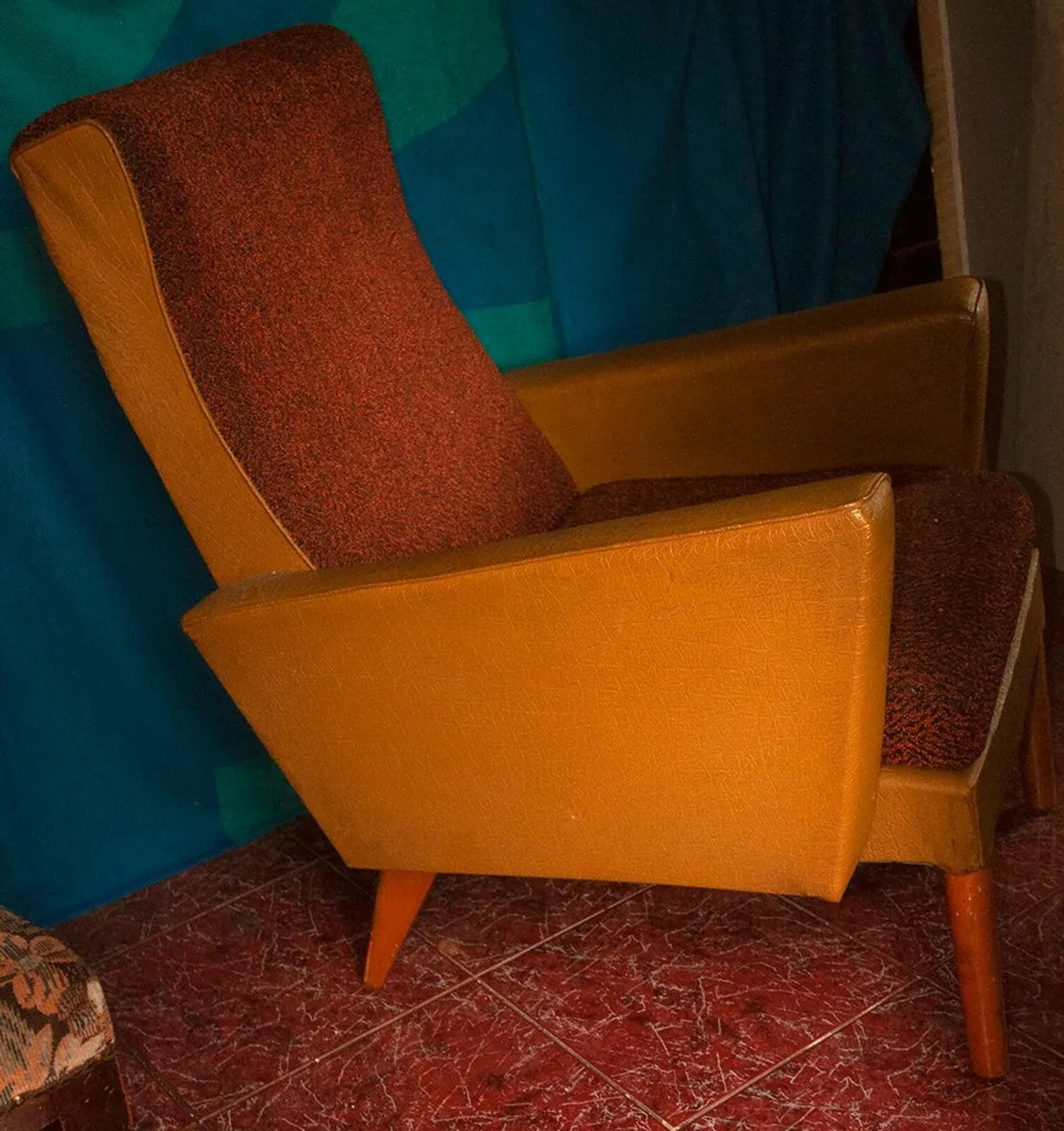 couch and two chairs - Image 2