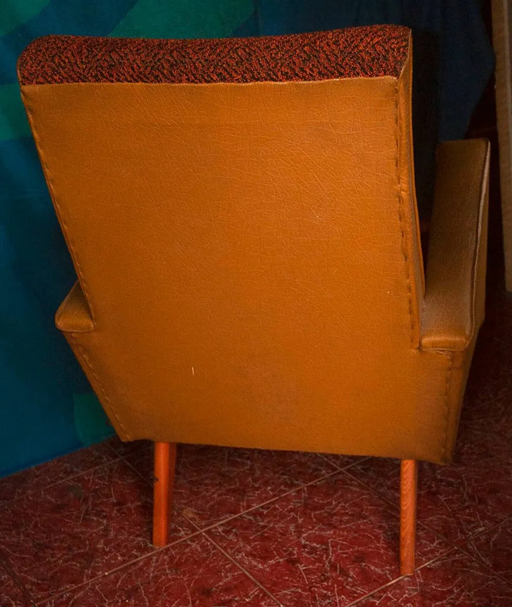 couch and two chairs - Image 4