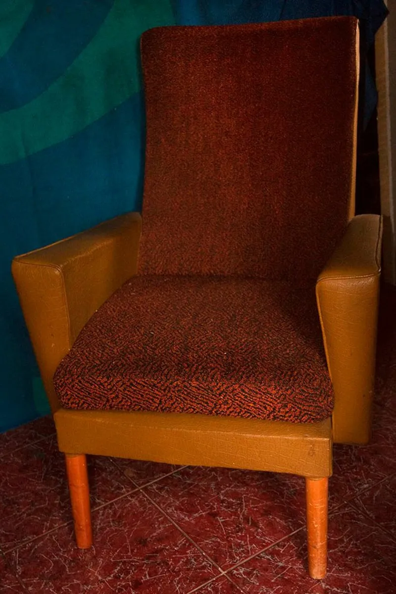 Vintage Couch folds flat as Bed &  Matching Chairs - Image 4