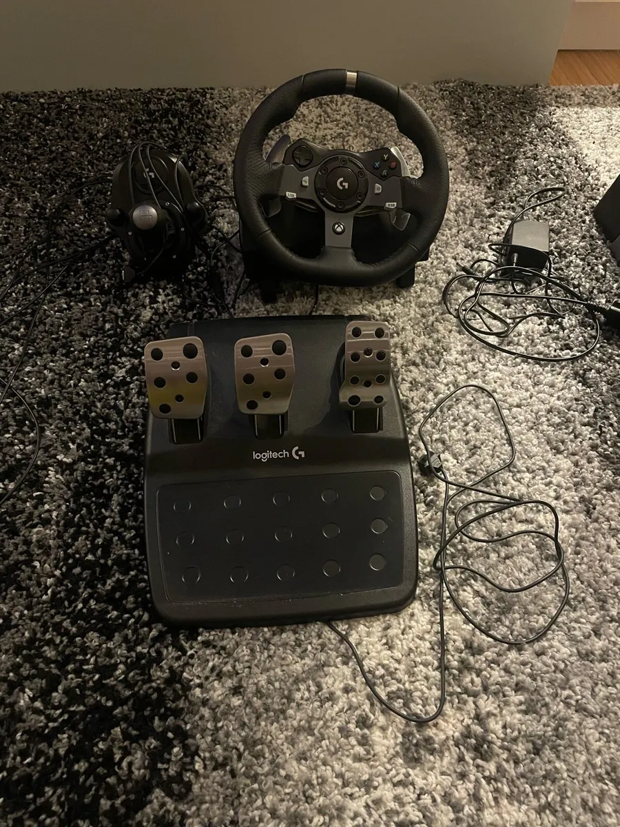 Logitech G920 Racing wheel and stand - Image 1