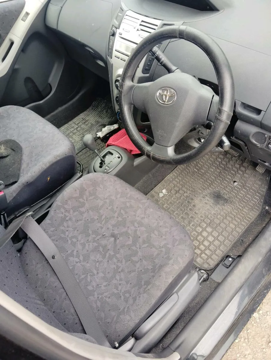Breaking Toyota vitz 2010 automatic - Image 4