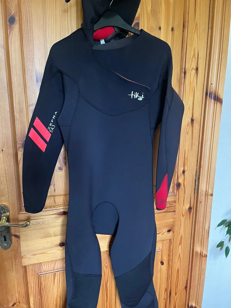 Woman Winter Wetsuit with hood-like new - Image 1