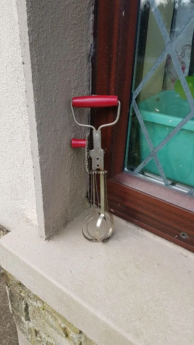 Vintage eggs whisk possible to post