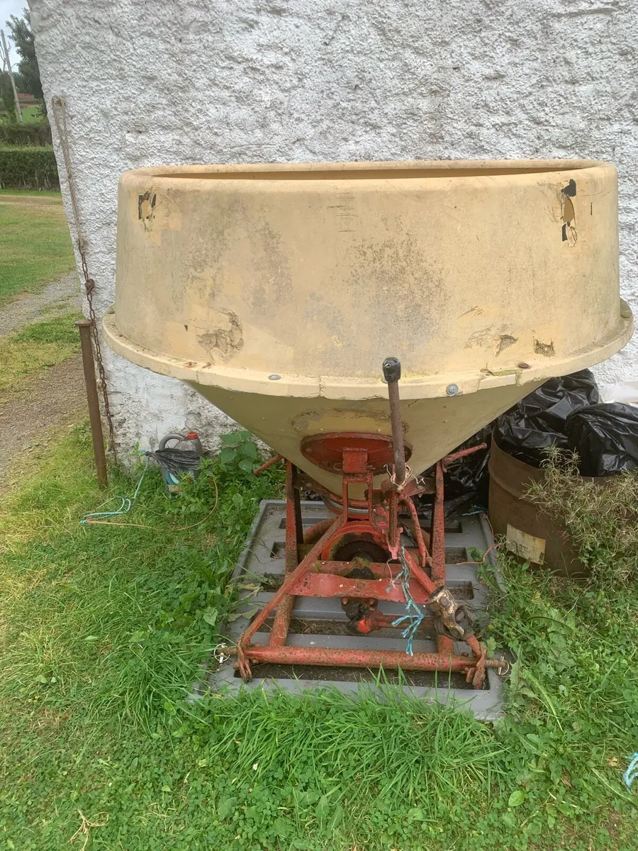 Fertiliser Spreader- Vicon. - Image 1