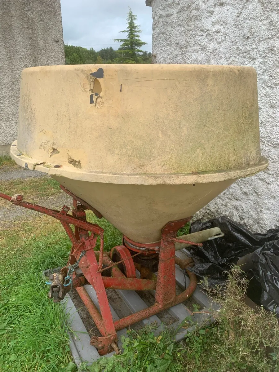 Fertiliser Spreader- Vicon. - Image 2