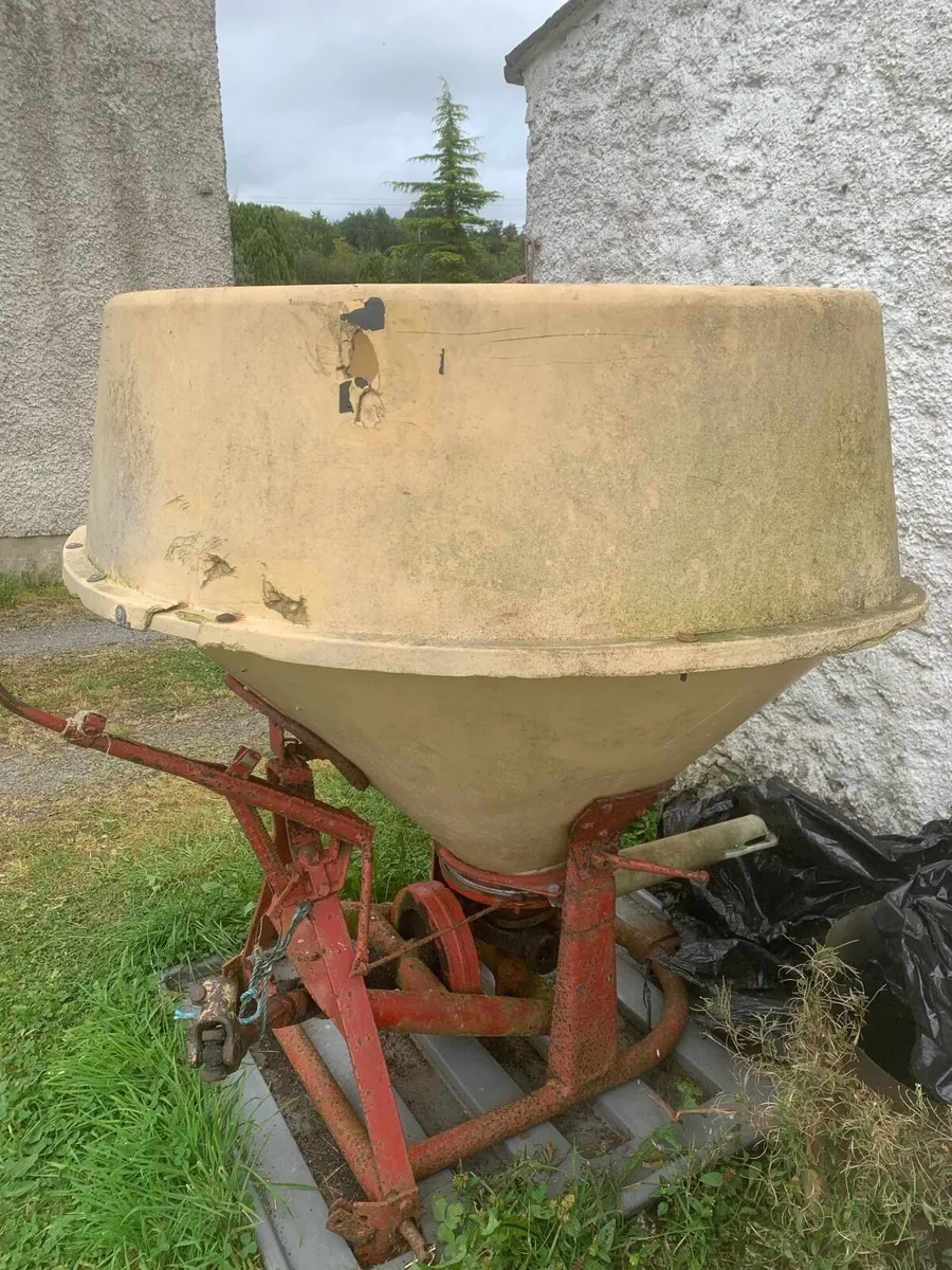 Fertiliser Spreader- Vicon. - Image 3