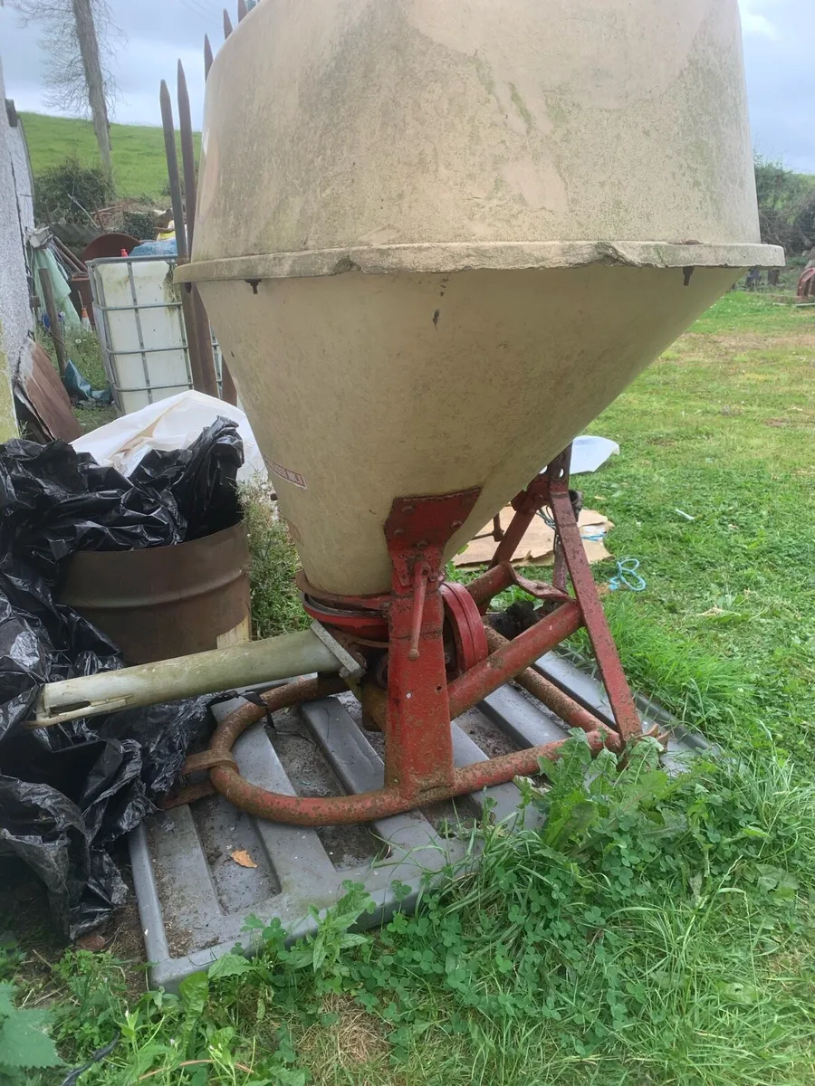 Fertiliser Spreader- Vicon. - Image 4