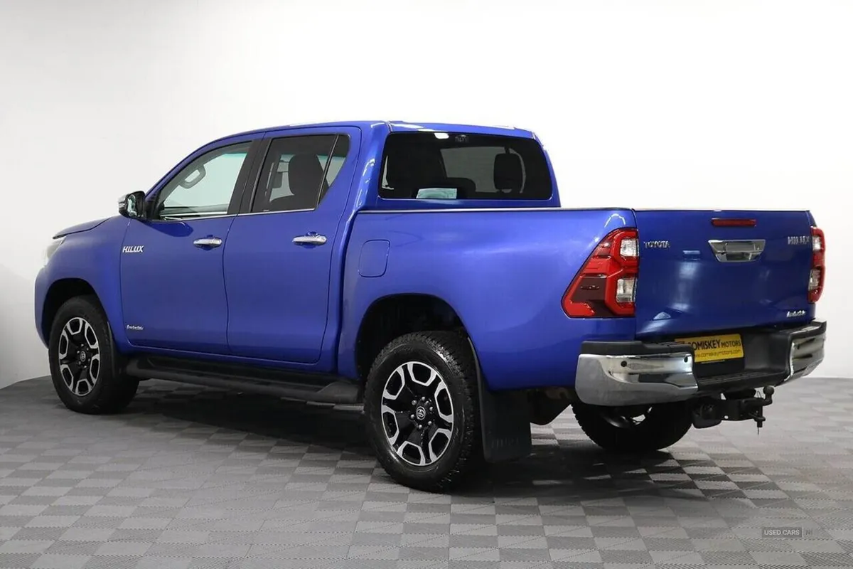 Toyota HiLux D-4d Invincible - Image 4