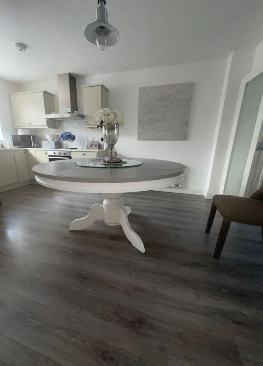 Dining table - Image 1