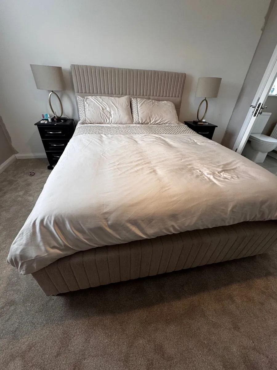 King size bed - Image 1