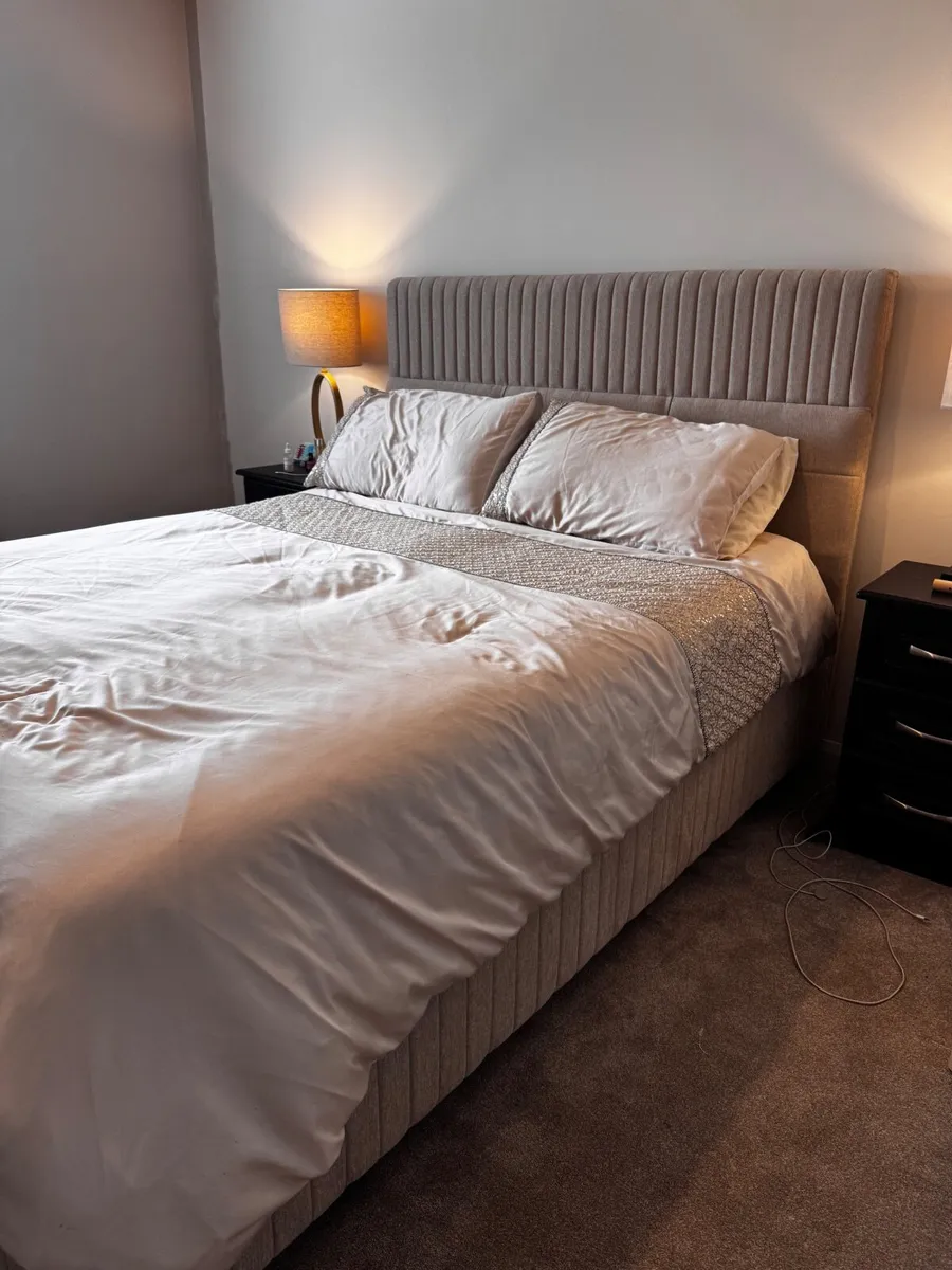 King size bed - Image 3