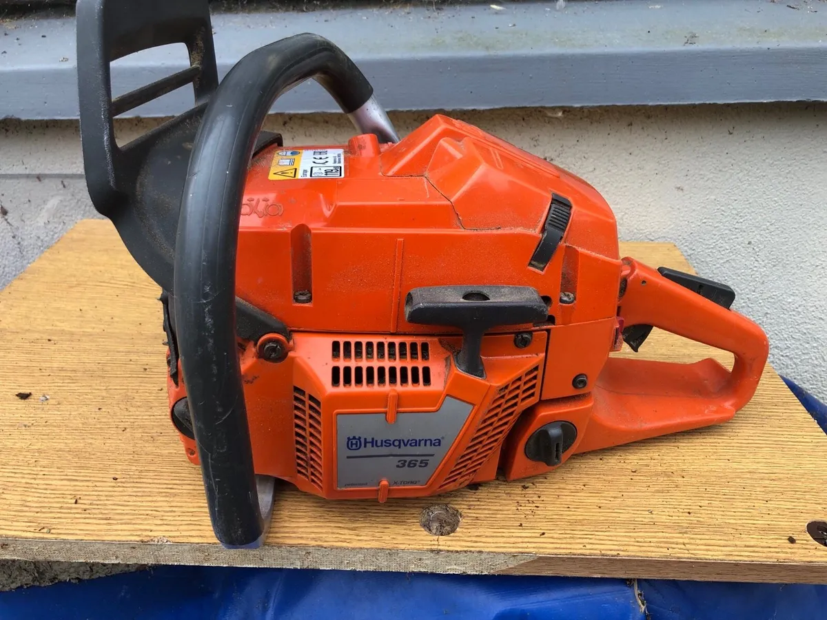 Husqvarna chain saw little used with extra bar and - Image 1