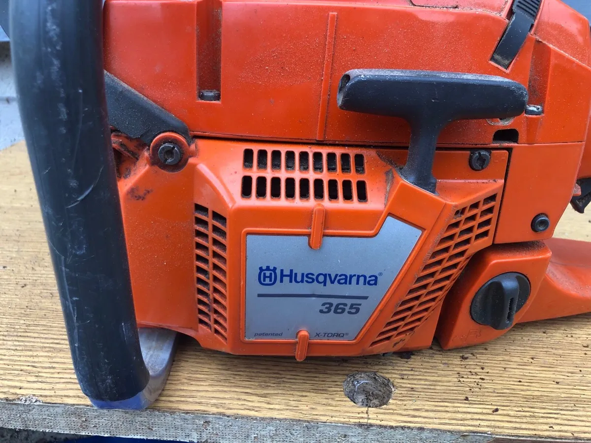 Husqvarna chain saw little used with extra bar and - Image 2