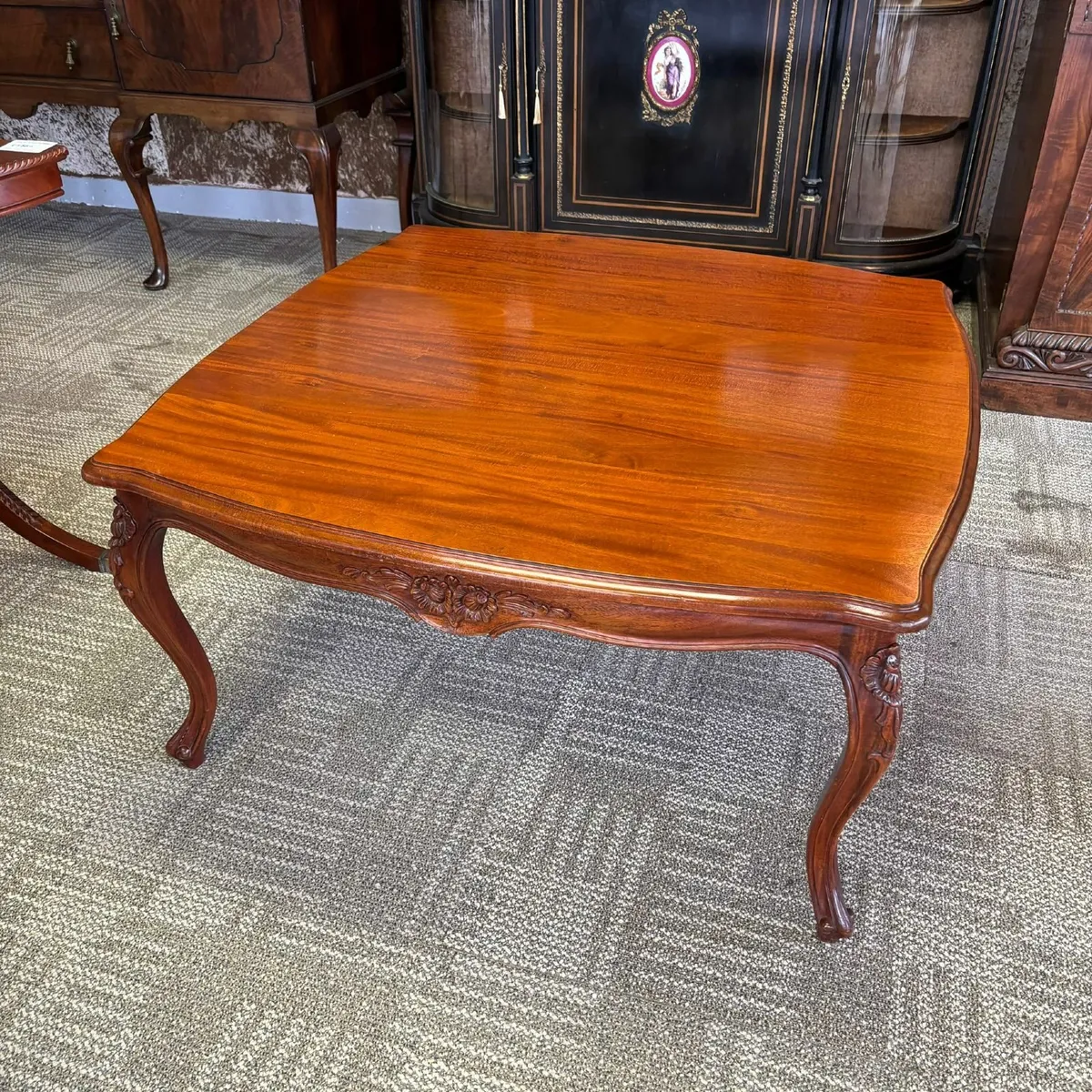 Fabulous mahogany coffee table. Detailed edging. G