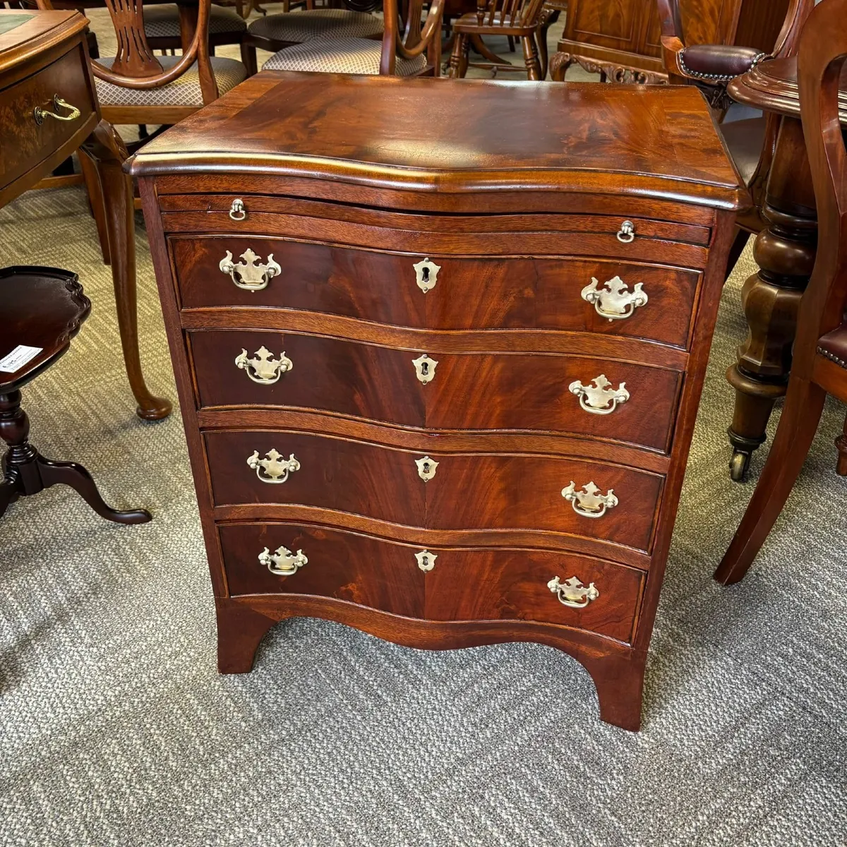 Beautiful mahogany chest of 4 drawer