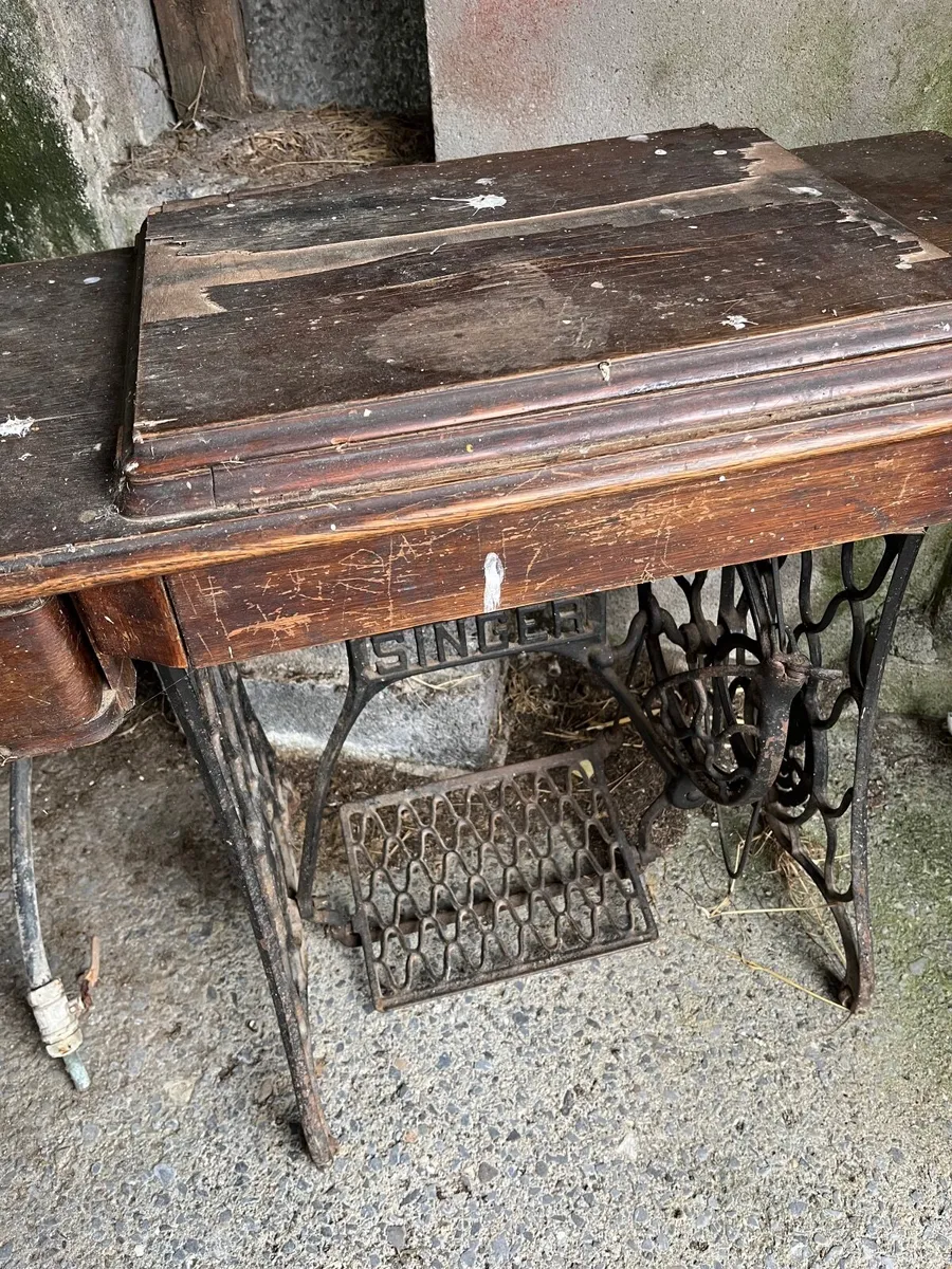 Singer Sewing Machine - Image 2