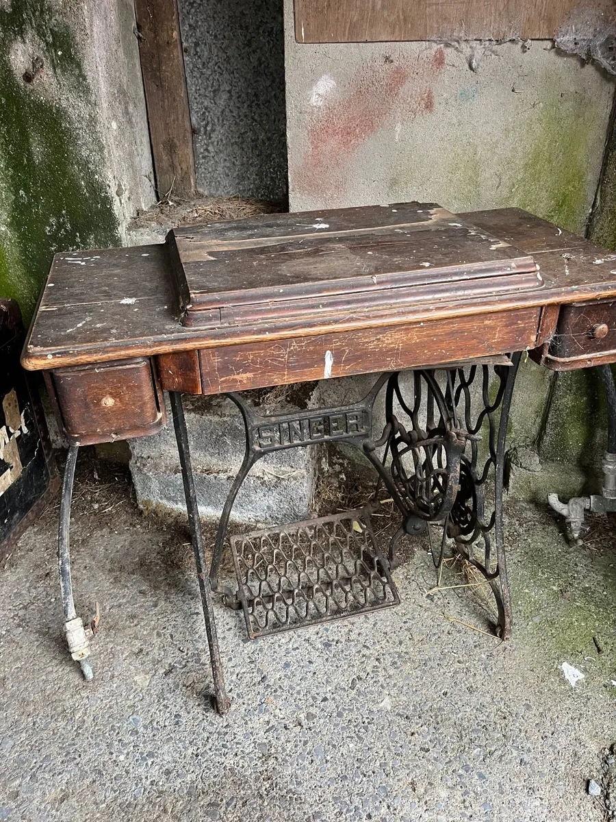 Singer Sewing Machine - Image 3