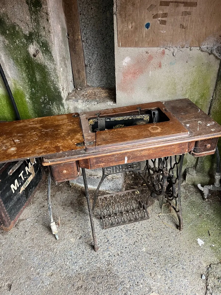 Singer Sewing Machine - Image 4