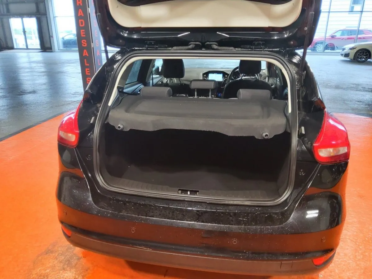 Ford Focus 1.5 Tdci 120PS Zetec Powershift - Image 3