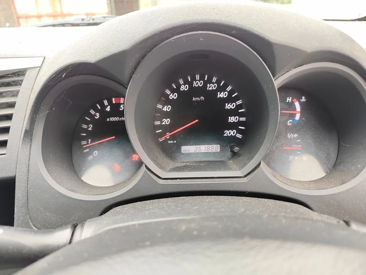 Toyota Hilux 2011 - Image 2