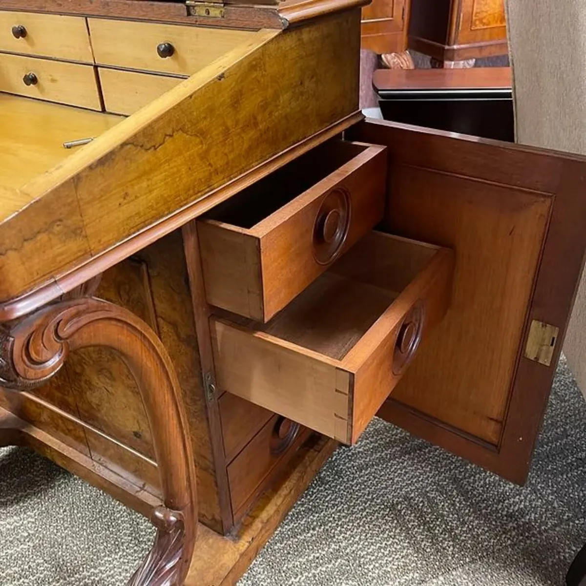 Beautiful antique walnut davenport, with a new gre - Image 3