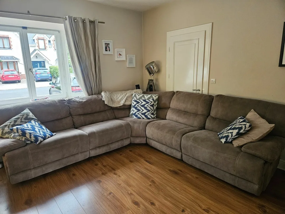 Corner couch recliner - Image 1