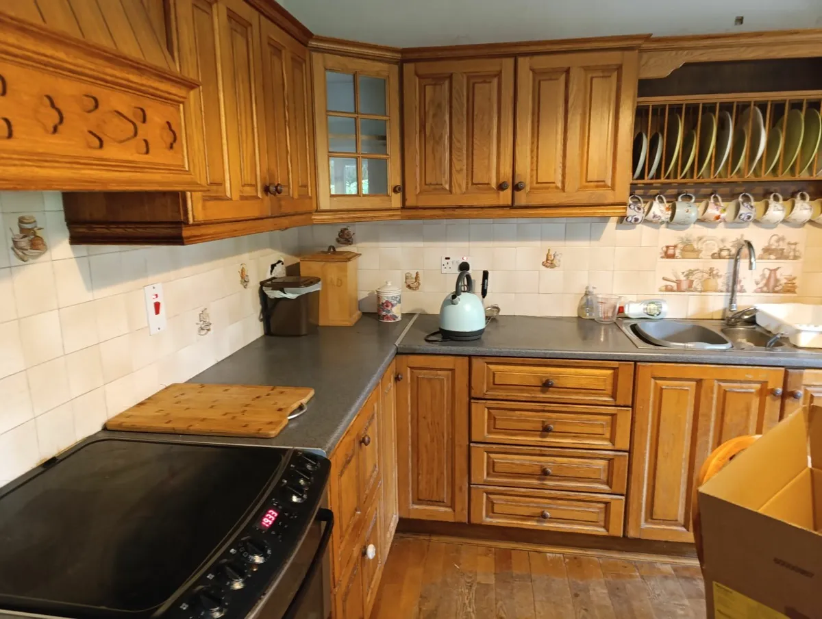 Oak kitchen. Provisionally booked - Image 1