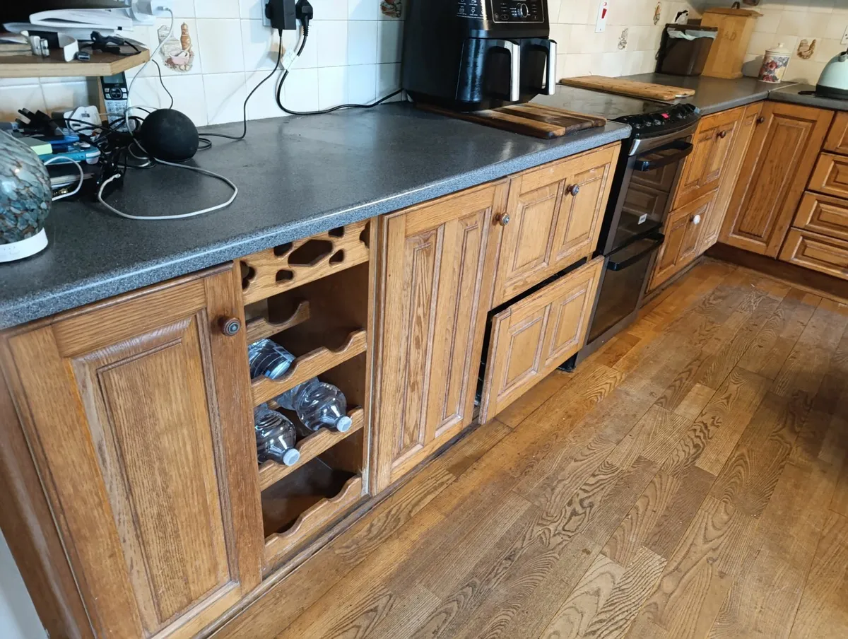 Oak kitchen. Provisionally booked - Image 3