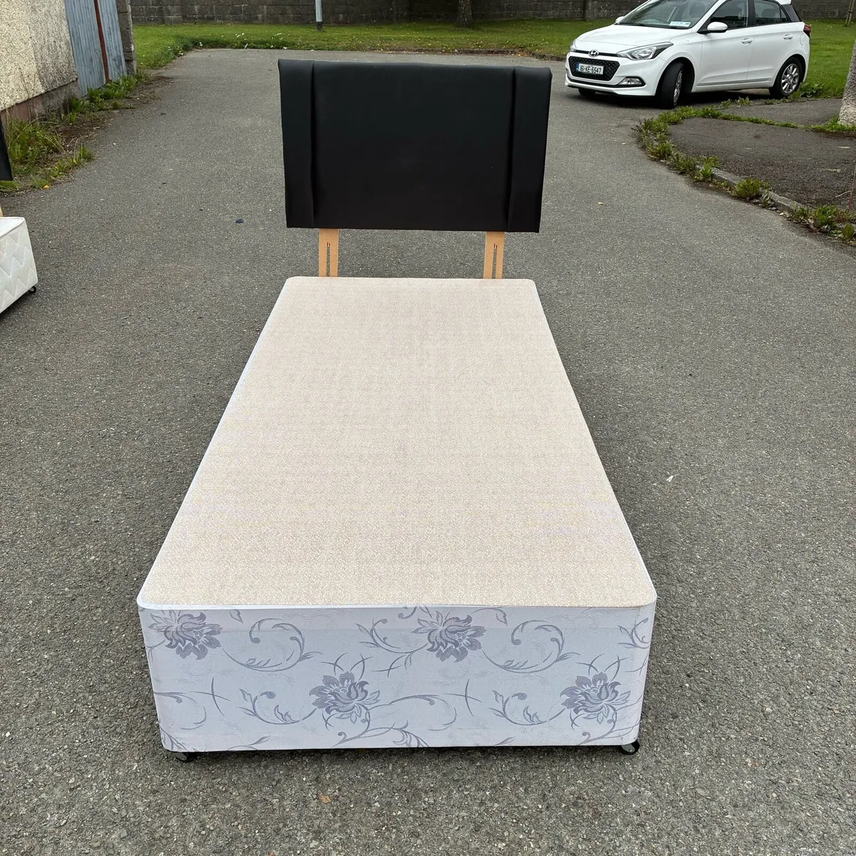 Single base bed with black leather headboard - Image 2