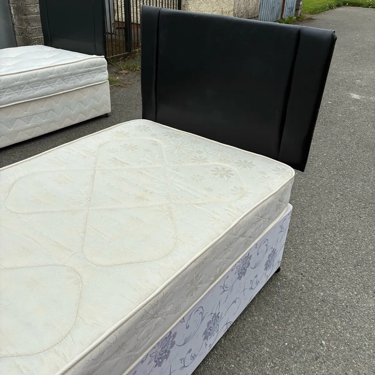 Single base bed with black leather headboard - Image 3