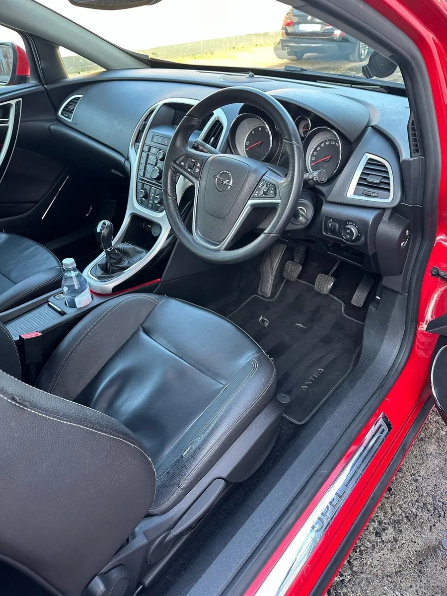 Opel Astra 2012 - Image 2