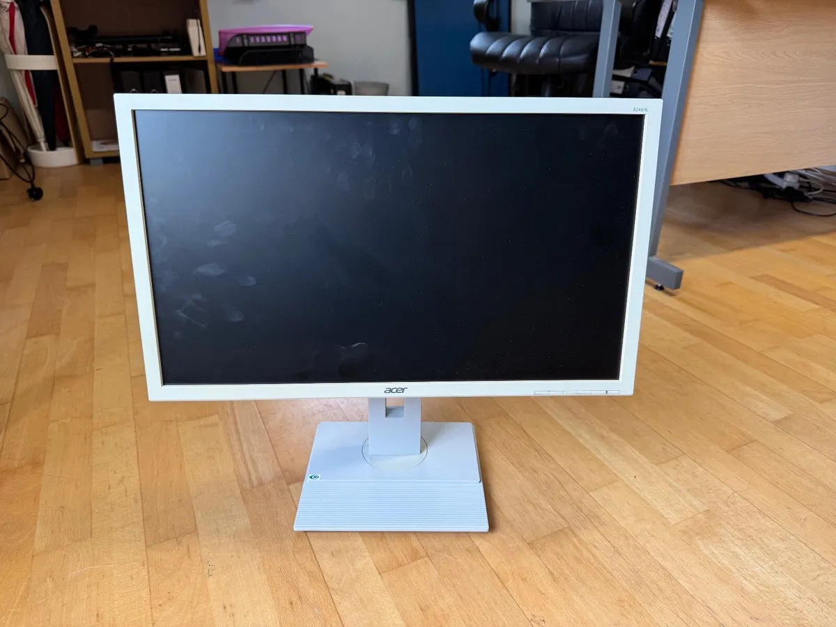 Bulk Load of 24" Monitors - Image 1