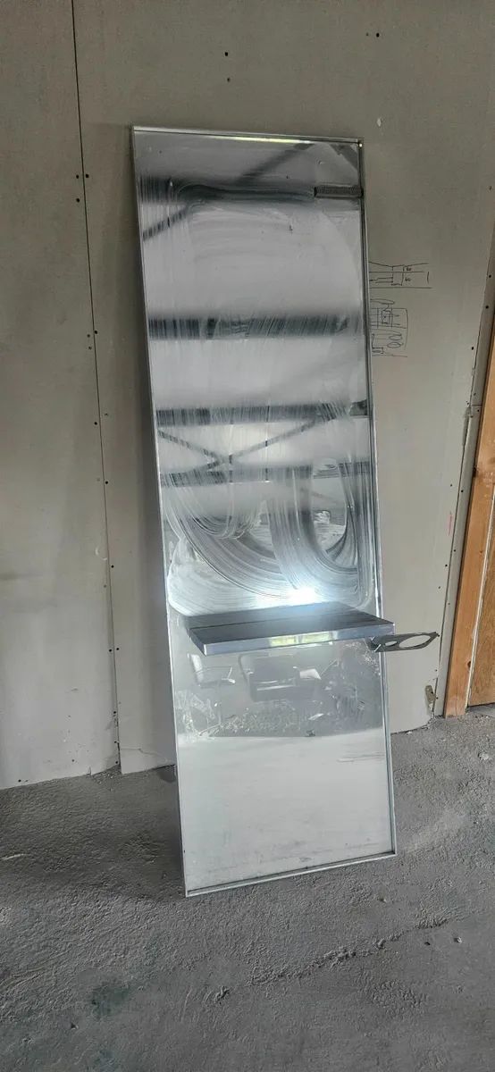 3 leather hairdresser chairs and 3 mirrors - Image 1