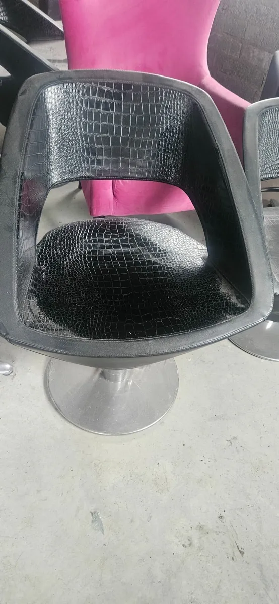 3 leather hairdresser chairs and 3 mirrors - Image 2