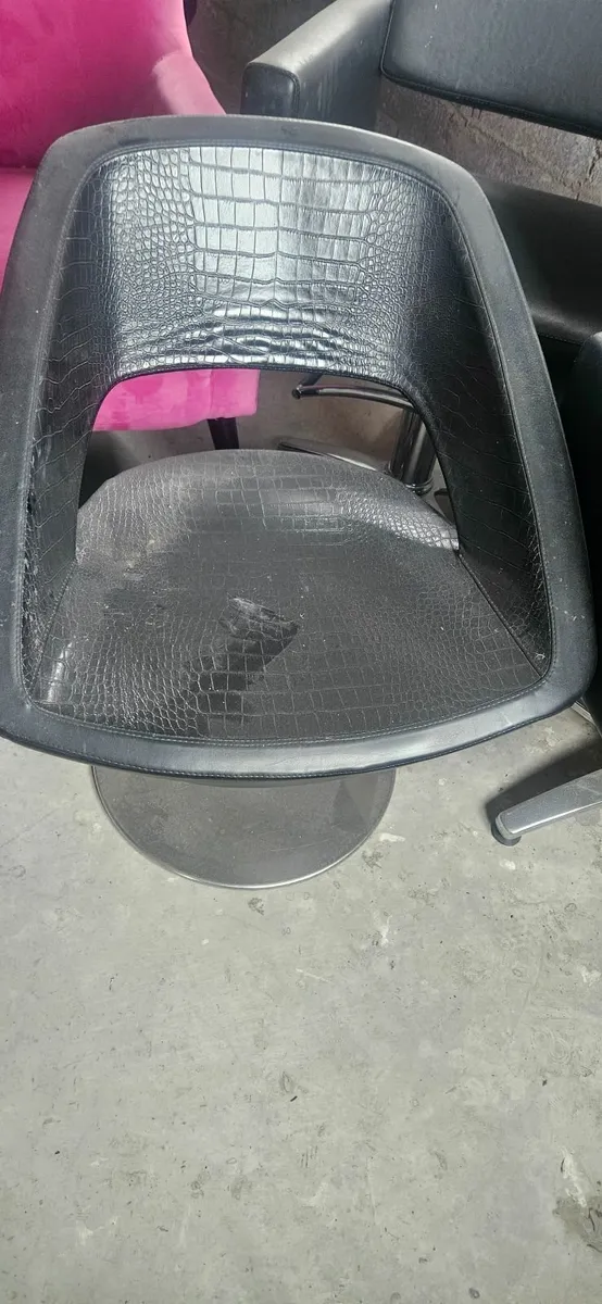3 leather hairdresser chairs and 3 mirrors - Image 3