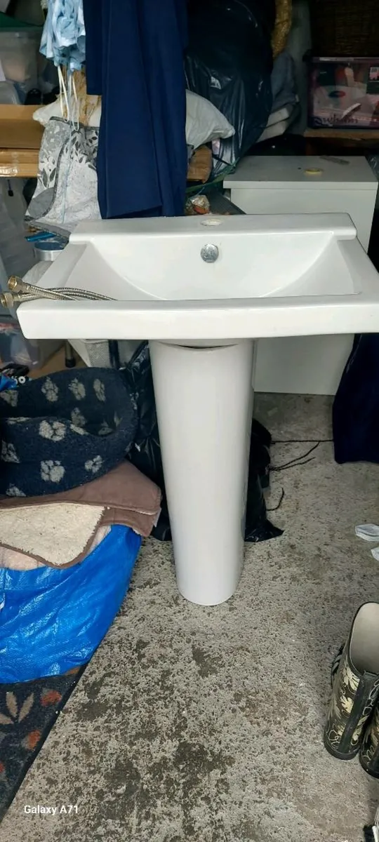 Wash hand basin pedestal and tap - Image 2