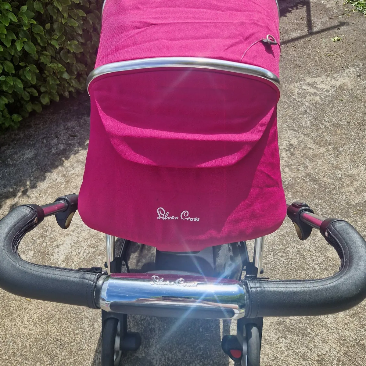 Silver Cross travel system, car seat & isofix - Image 4