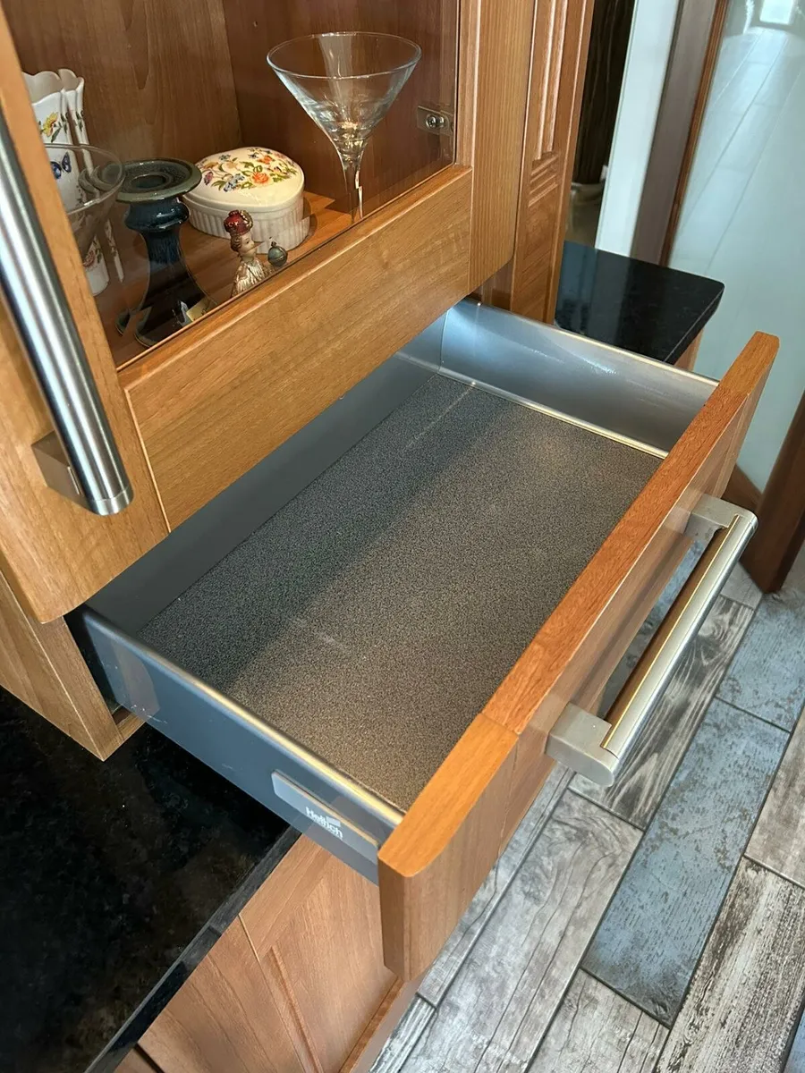 Cabinet - Image 1