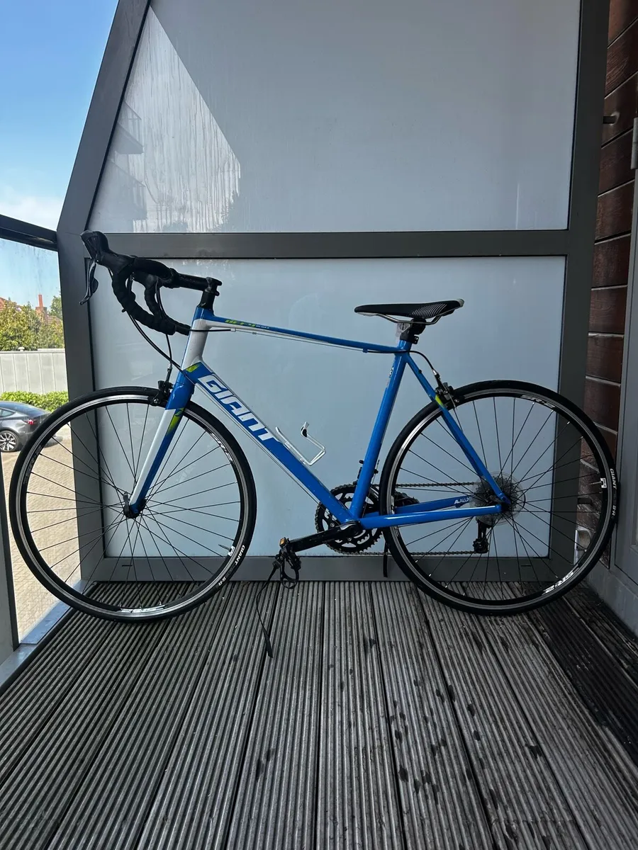 Giant Defy Aluxx - Road Racing Bike - Image 1