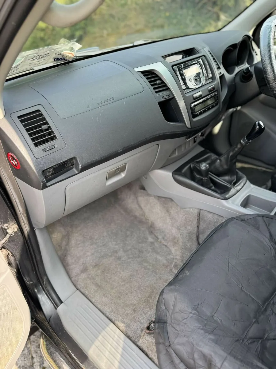 Toyota Hilux 2011 - Image 2