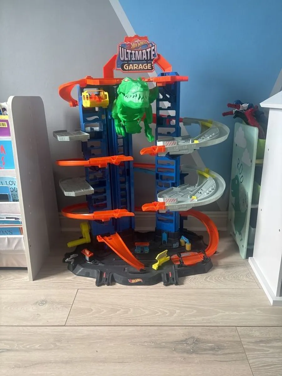 Hotwheels Ultimate Dinosaur Garage & T-Rex launcher loop toy - Image 2