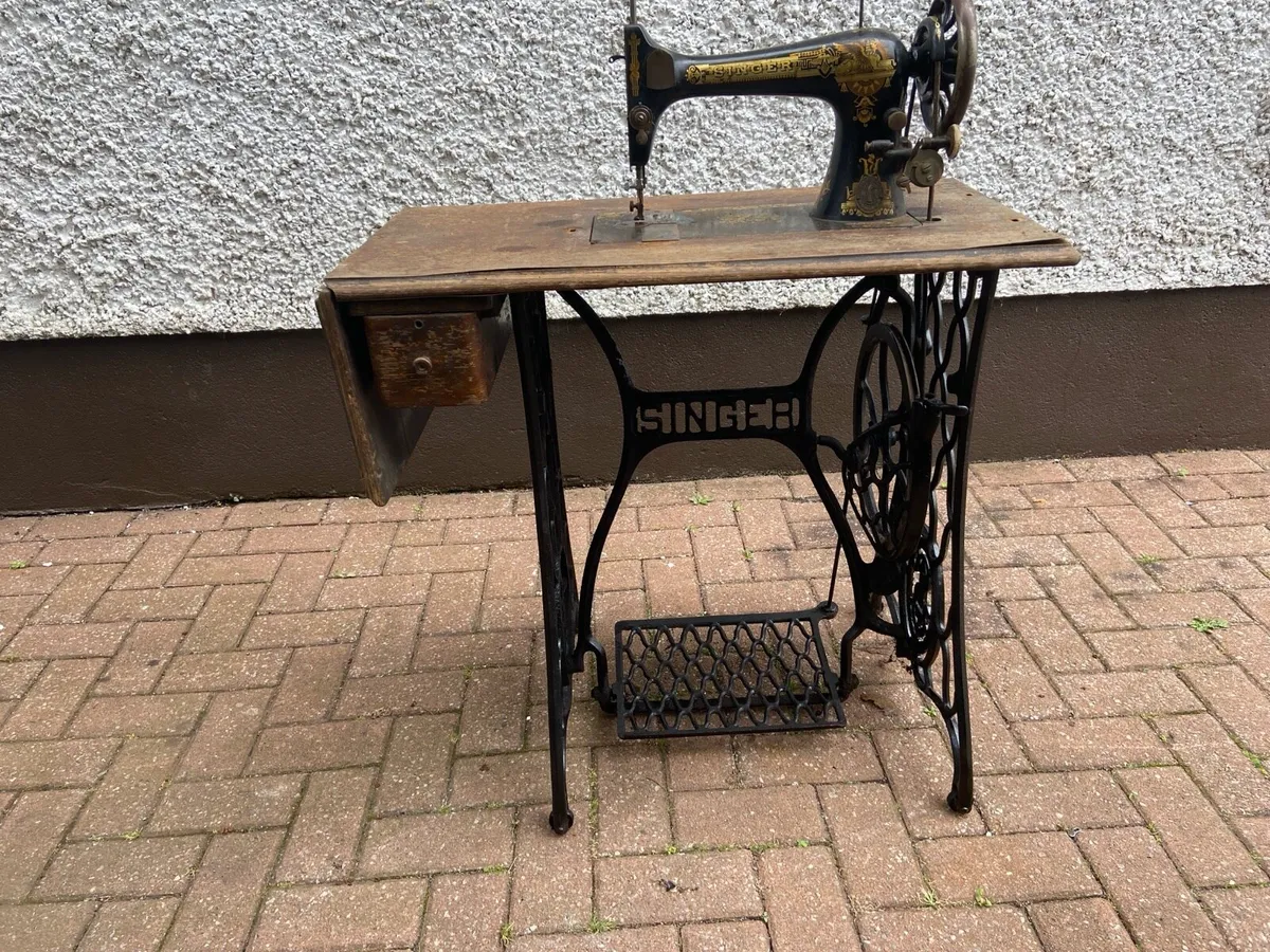 Vintage.  Singer.  Sewing.  Machine - Image 1
