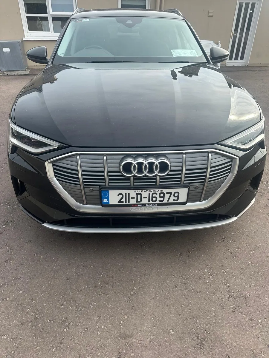 2021 Audi E-tron Panoramic sunroof - Image 2