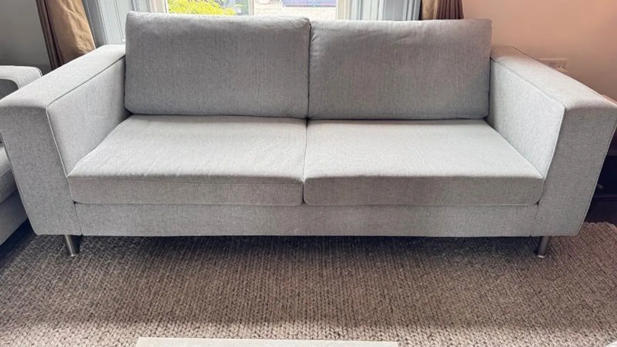BoConcept Indivi 2,5-seater sofa, light grey - Image 1