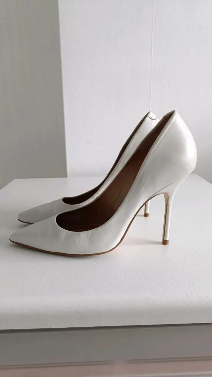 White high heel shoes - Image 1