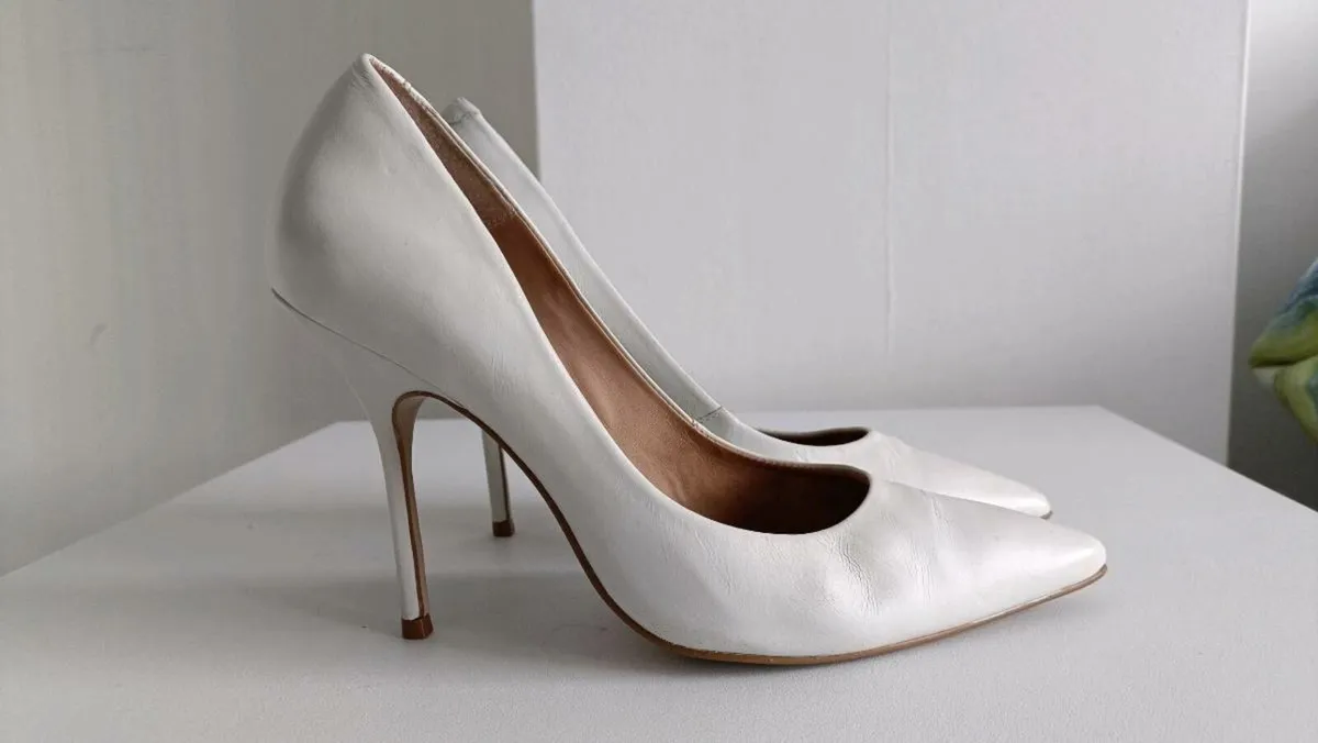 White high heel shoes - Image 2