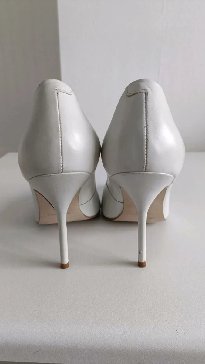 White high heel shoes - Image 3